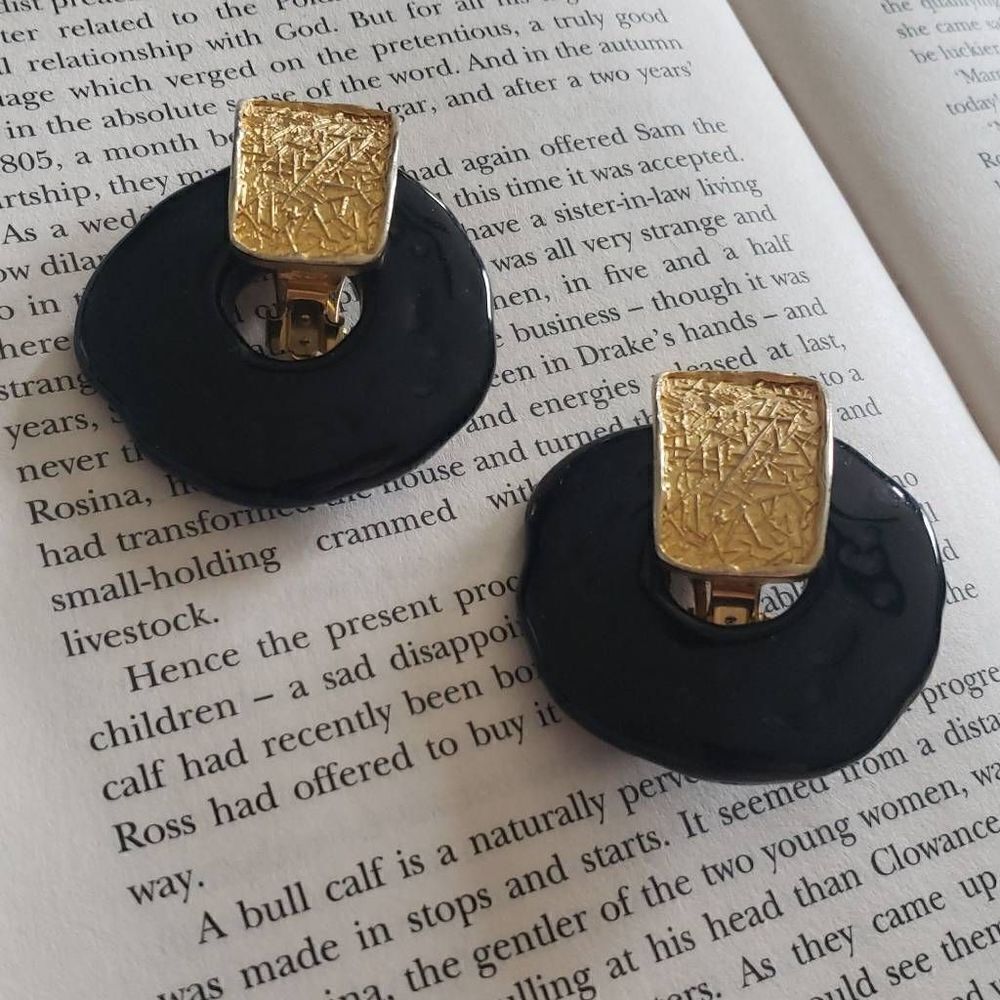 ‎Vintage Black Round Clip Ons